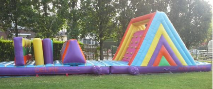 chateau gonflable : parcours d'obstacle