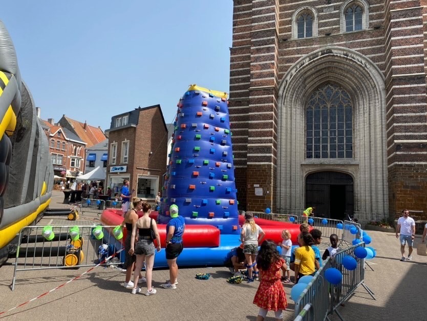 chateau gonflable : escalade