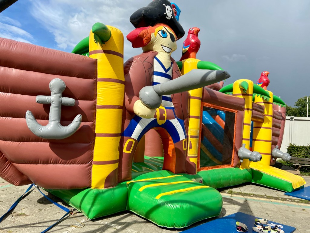 chateau gonflable : bateau pirate